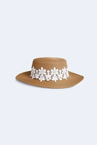 Le chapeau de soleil à bordure en dentelle