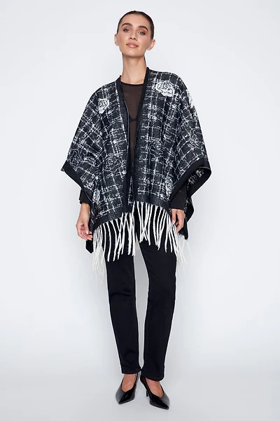 La cape à carreaux avec motif de roses