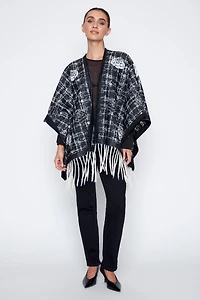 La cape à carreaux avec motif de roses