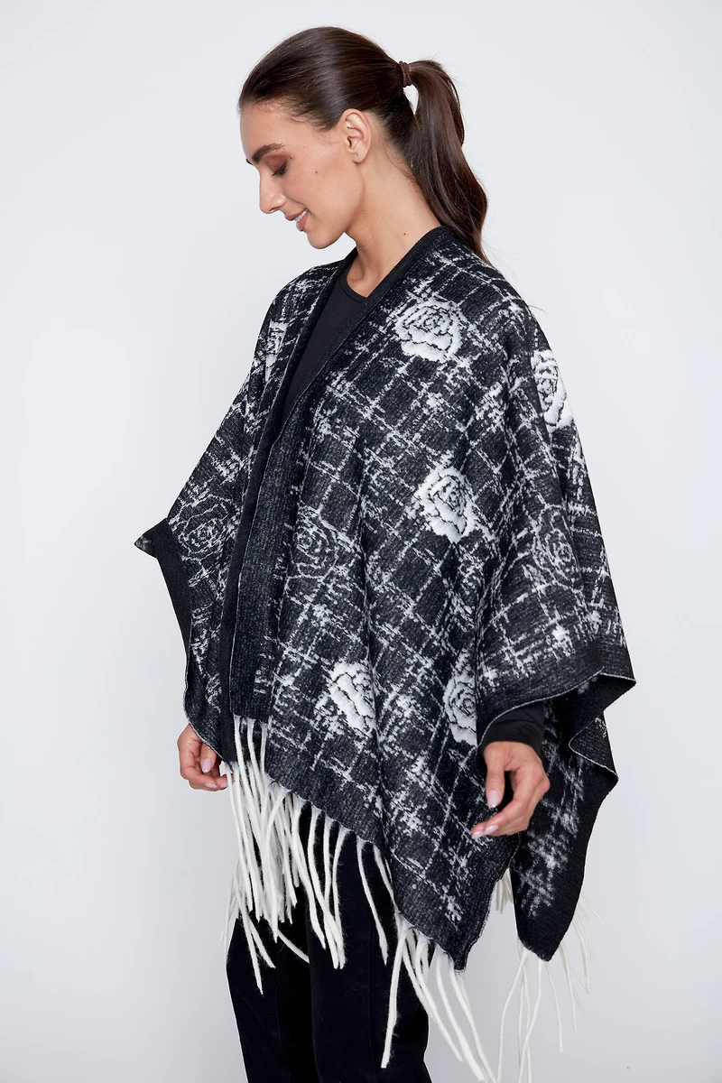 La cape à carreaux avec motif de roses