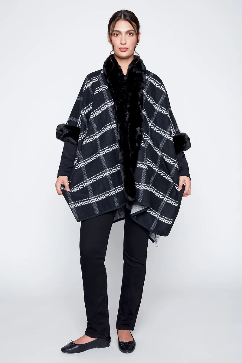 La cape à carreaux avec bordure en fourrure