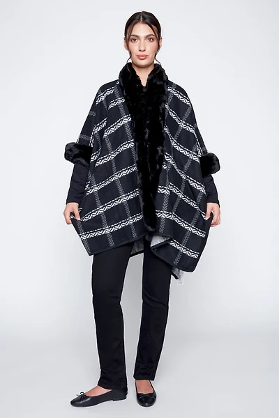 La cape à carreaux avec bordure en fourrure