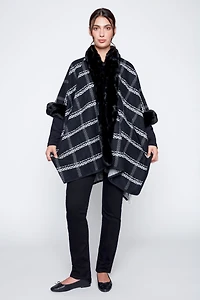 La cape à carreaux avec bordure en fourrure