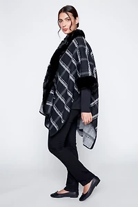 La cape à carreaux avec bordure en fourrure