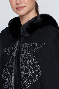 La cape à bordure brodée avec capuche bordée de fourrure