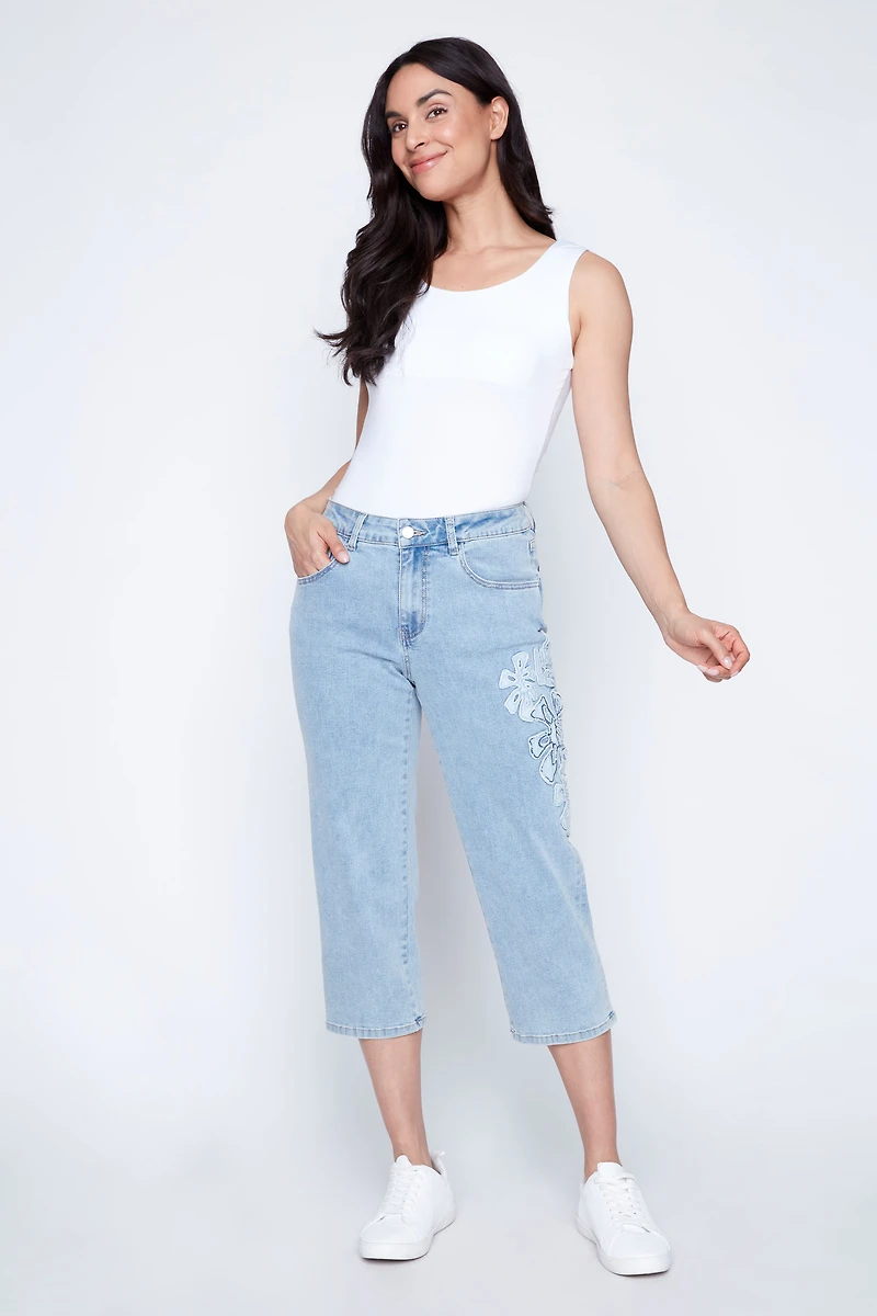 Le capri en denim à appliques de feuilles