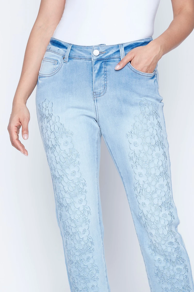 Le capri en denim brodé ton sur