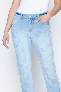 Le capri en denim brodé ton sur