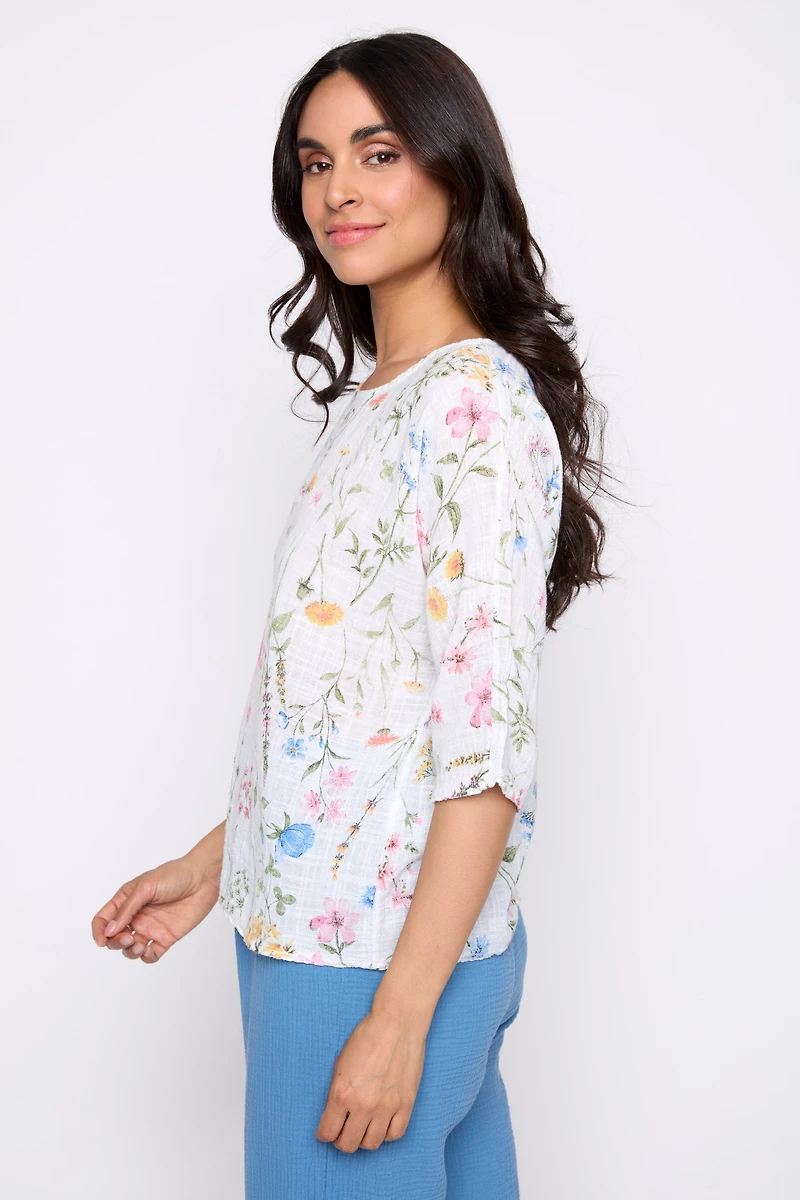 Le haut en gaze de coton à imprimé floral feuillage