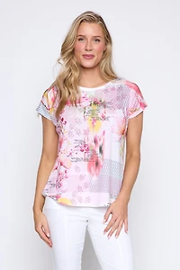 Le t-shirt à motifs floraux