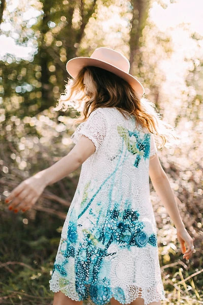 La robe doublée avec détails en crochet et dentelle
