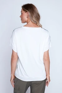 Le haut à manches courtes avec imprimé abstrait