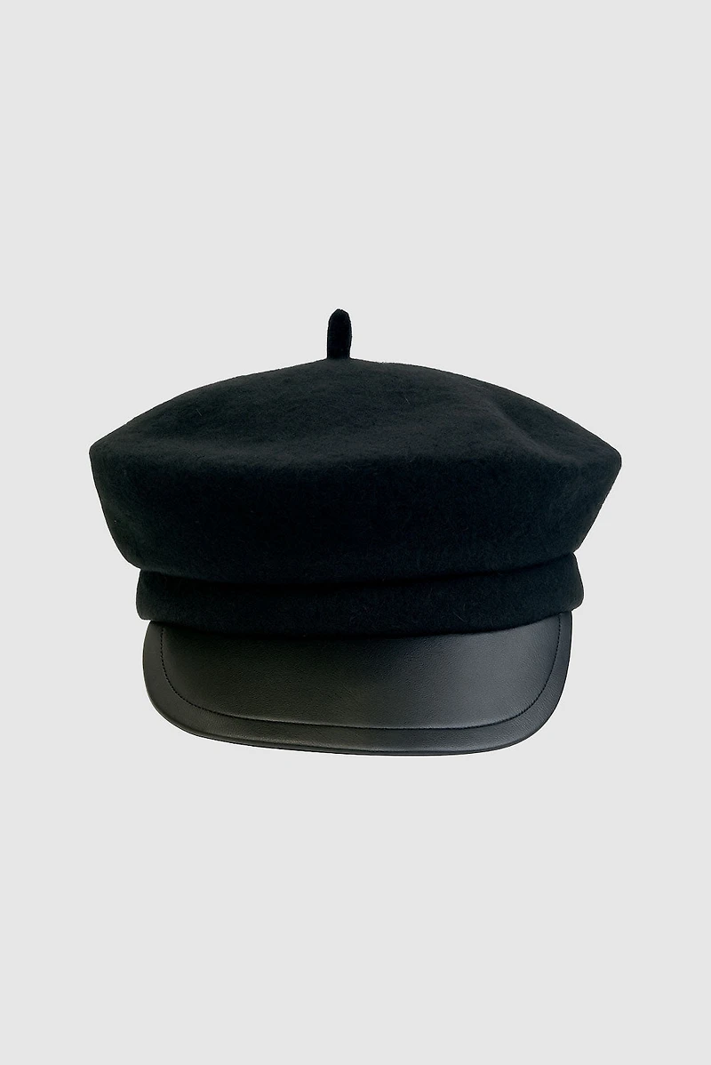 Le béret à bord en similicuir
