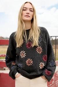 Le pull à broderie florale