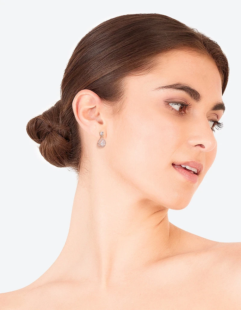 Boucles d’oreilles en forme de poire simulant le diamant encerclées