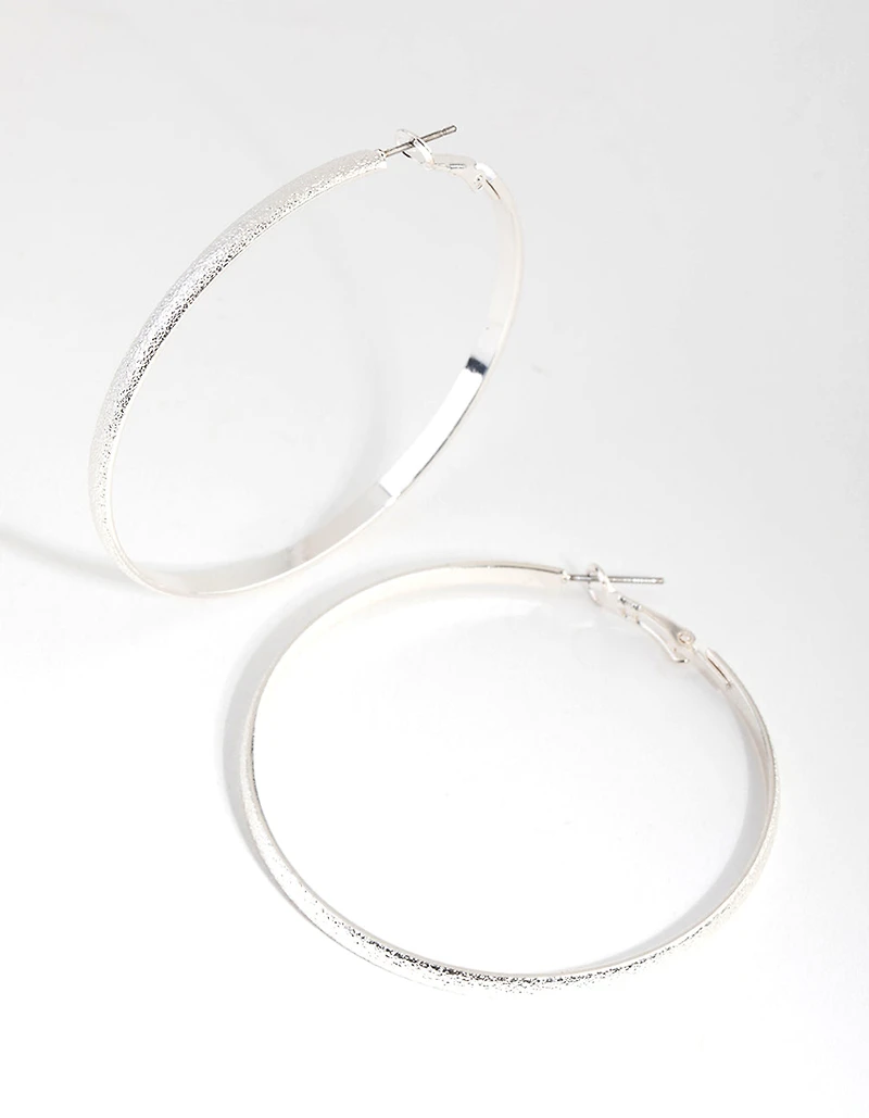 Boucles d’oreilles à cerceau argenté brossé de 55 mm texturées