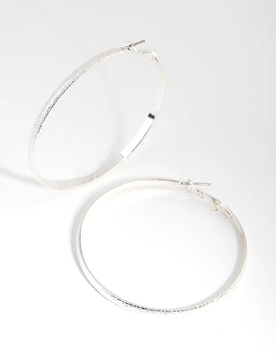 Boucles d’oreilles à cerceau argenté brossé de 55 mm texturées