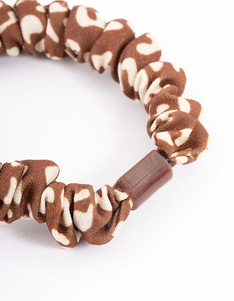 Scrunchie mince à pince en tissu brun