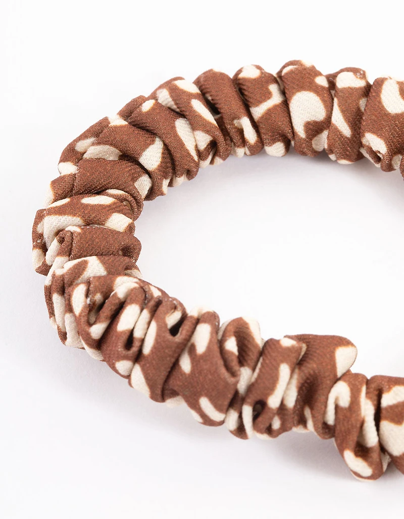 Scrunchie mince à pince en tissu brun