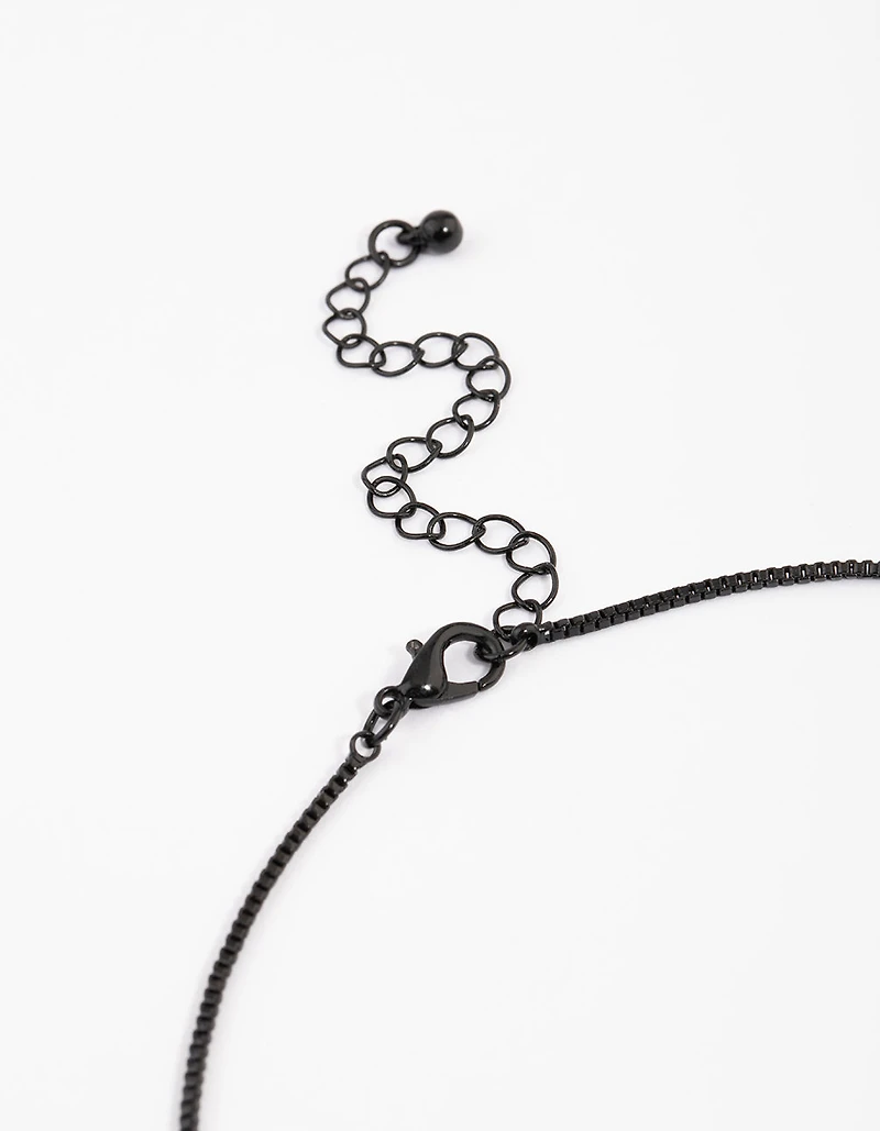 Collier à chaîne noire recouverte de grandes croix en pierre