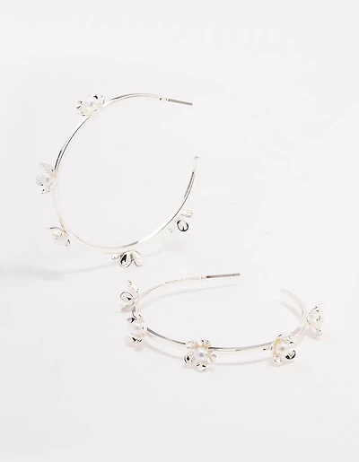 Boucles d’oreilles en forme de cerceau en fleurs argentées délicates