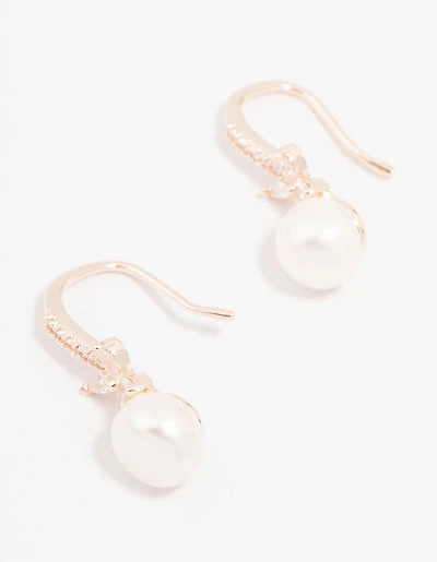 Boucles d'oreilles à crochet plaquées or rose, serties de zirconiums cubiques et de perles, ornées de fleurs pavées et de perles.
