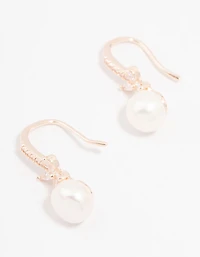Boucles d'oreilles à crochet plaquées or rose, serties de zirconiums cubiques et de perles, ornées de fleurs pavées et de perles.