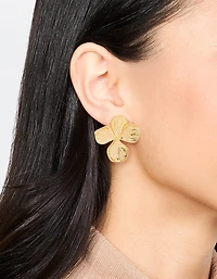 Boucles d’oreilles en forme de fleurs texturées dorées