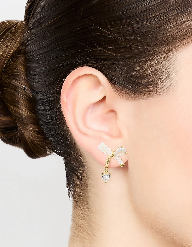 Boucles d’oreilles à clous cubiques en zircone plaqué or et nœud nacré