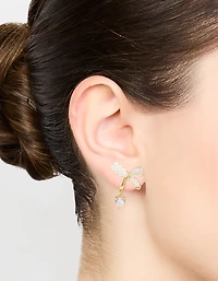 Boucles d’oreilles à clous cubiques en zircone plaqué or et nœud nacré