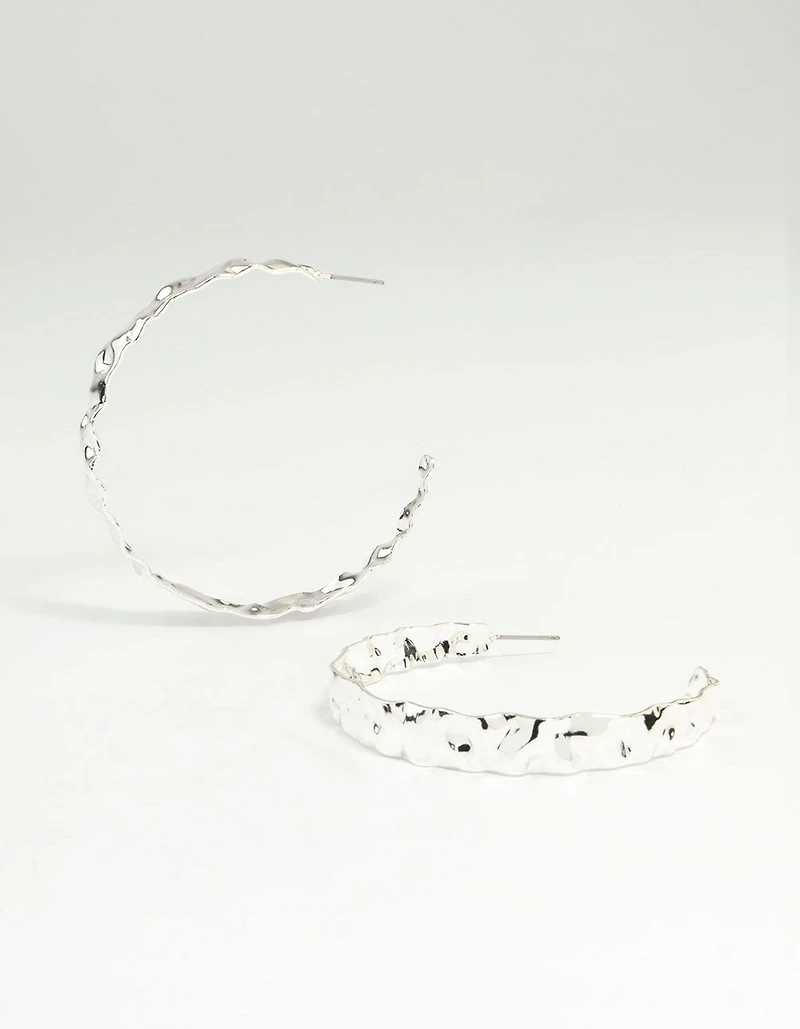 Boucles d’oreilles en forme de créole plat martelé en argent
