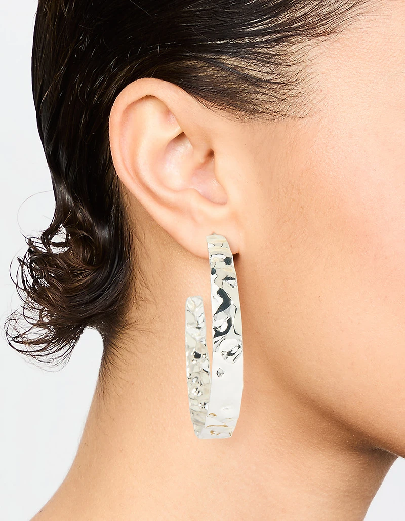 Boucles d’oreilles en forme de créole plat martelé en argent