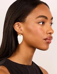 Boucles d’oreilles tombantes en feuille de coquillage authentique en or