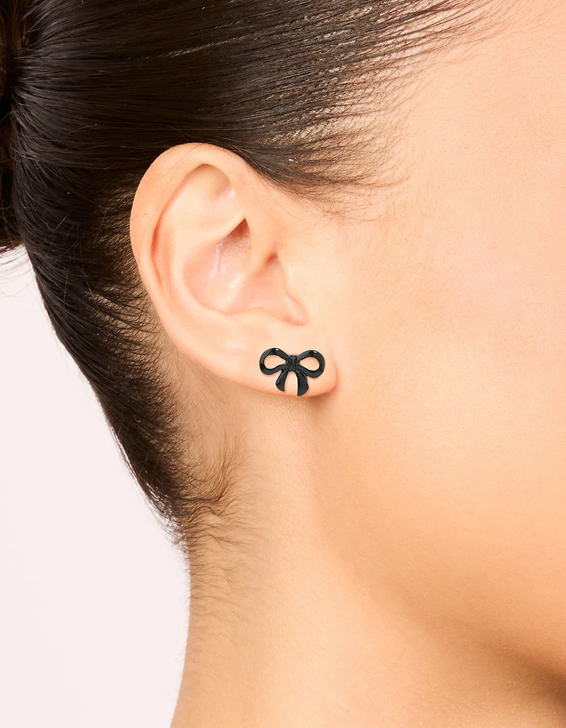 Boucles d’oreilles à ruban en métal noir avec nœud et clous