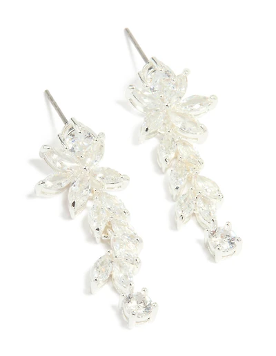 Boucles d'oreilles pendantes moyennes en forme de fleur et de vigne, plaquées argent et ornées de zirconiums cubiques.