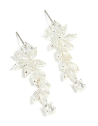 Boucles d'oreilles pendantes moyennes en forme de fleur et de vigne, plaquées argent et ornées de zirconiums cubiques.