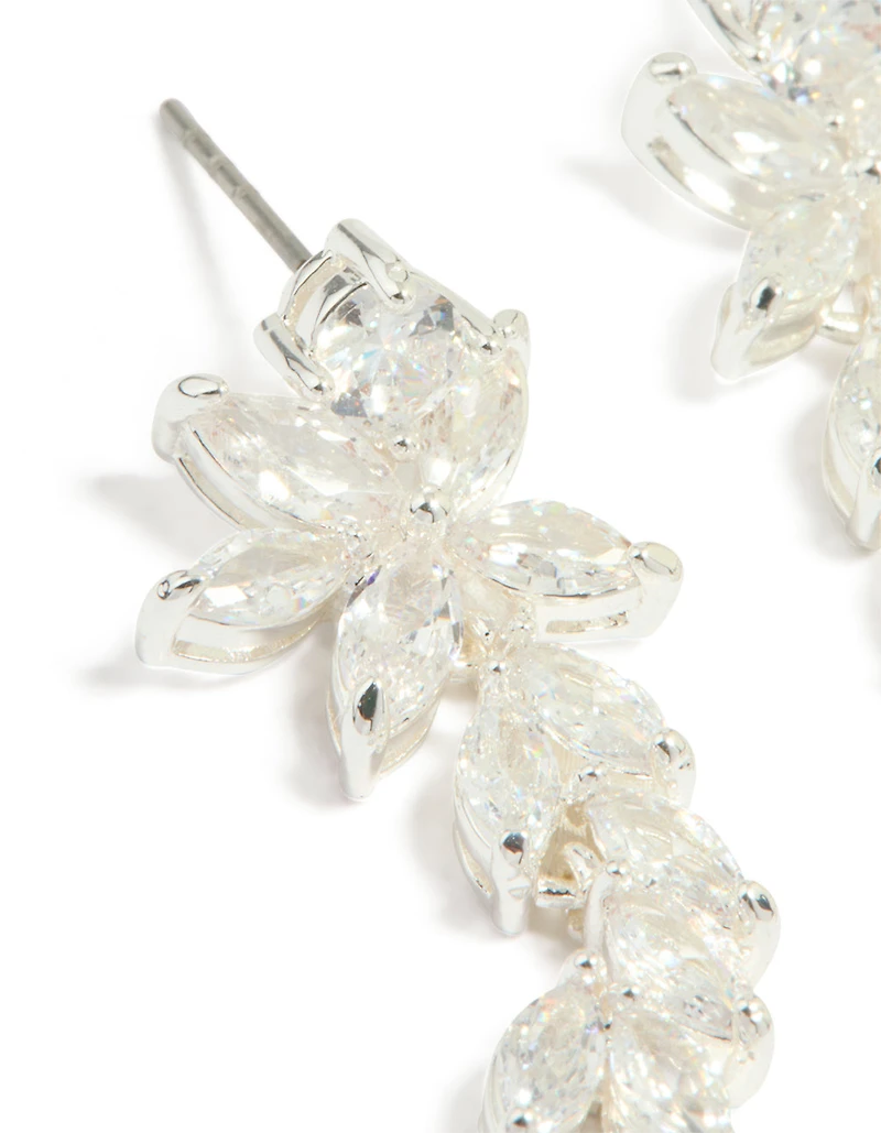 Boucles d'oreilles pendantes moyennes en forme de fleur et de vigne, plaquées argent et ornées de zirconiums cubiques.