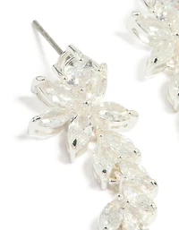 Boucles d'oreilles pendantes moyennes en forme de fleur et de vigne, plaquées argent et ornées de zirconiums cubiques.