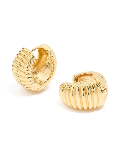 Boucles d’oreilles Huggie graduées en laiton plaqué or et nervurées