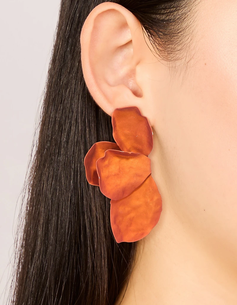 Boucles d’oreilles pendantes en pétales de fleurs en métal recouvertes d’orange