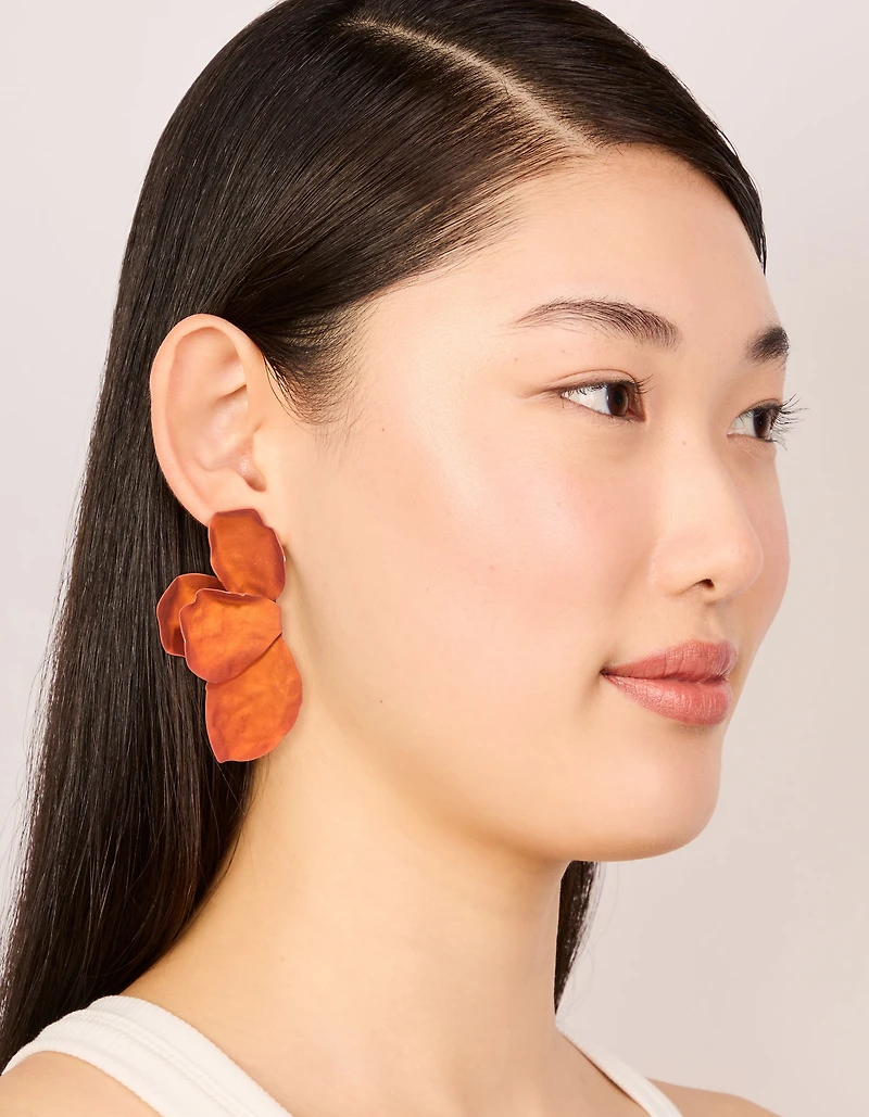 Boucles d’oreilles pendantes en pétales de fleurs en métal recouvertes d’orange