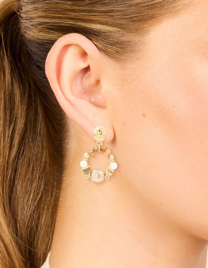 Boucles d’oreilles pendantes en perle plaquée or et perlées en fusion