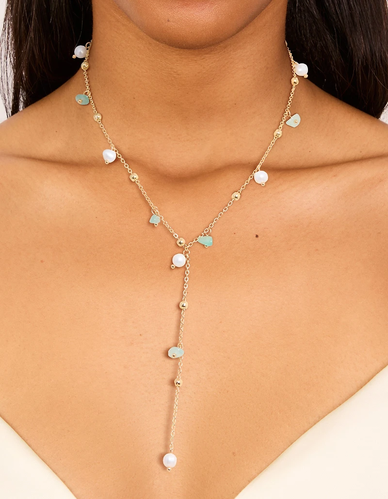 Collier en Y en perles d’eau douce plaquées or et en éclats de pierre semi-précieuse verte