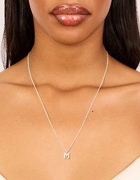 Collier cubique en zircone plaqué argent avec la lettre M