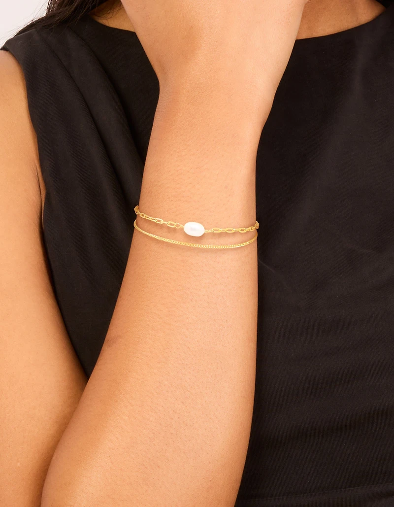 Bracelet superposé en chaîne de perles d’eau douce plaqué or