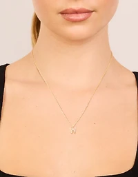 Collier cube en zircone plaqué or avec une lettre W