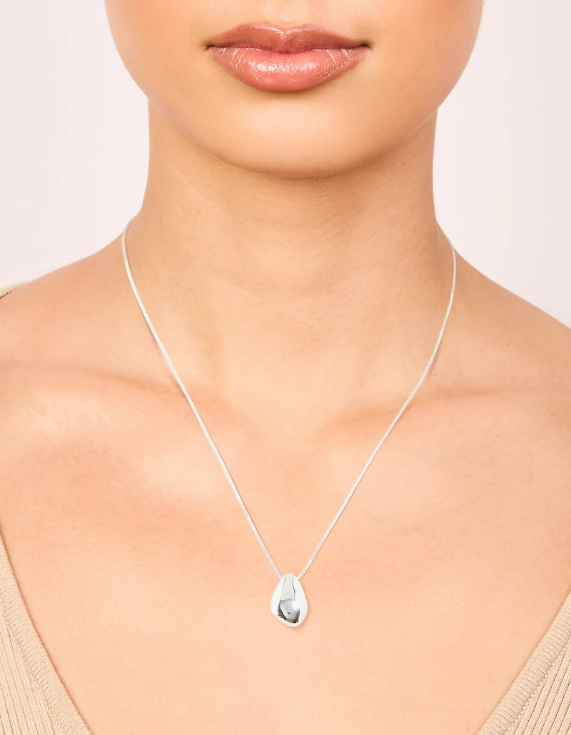 Collier pendentif en laiton plaqué argent en forme de goutte d’eau