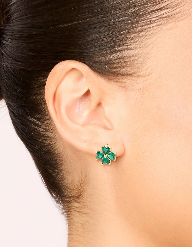 Boucles d’oreilles Huggie en trèfle cubique en émeraude dorée