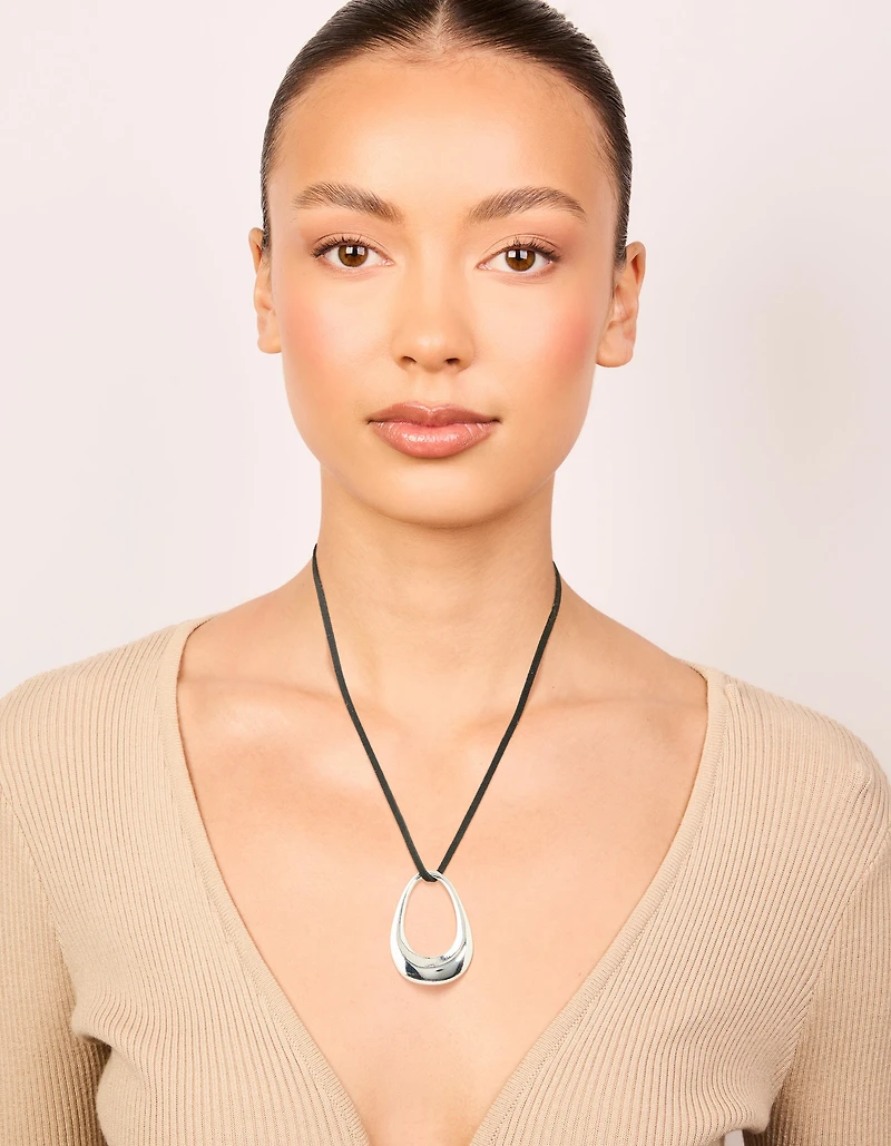 Collier de pendentif ovale ouvert en argent