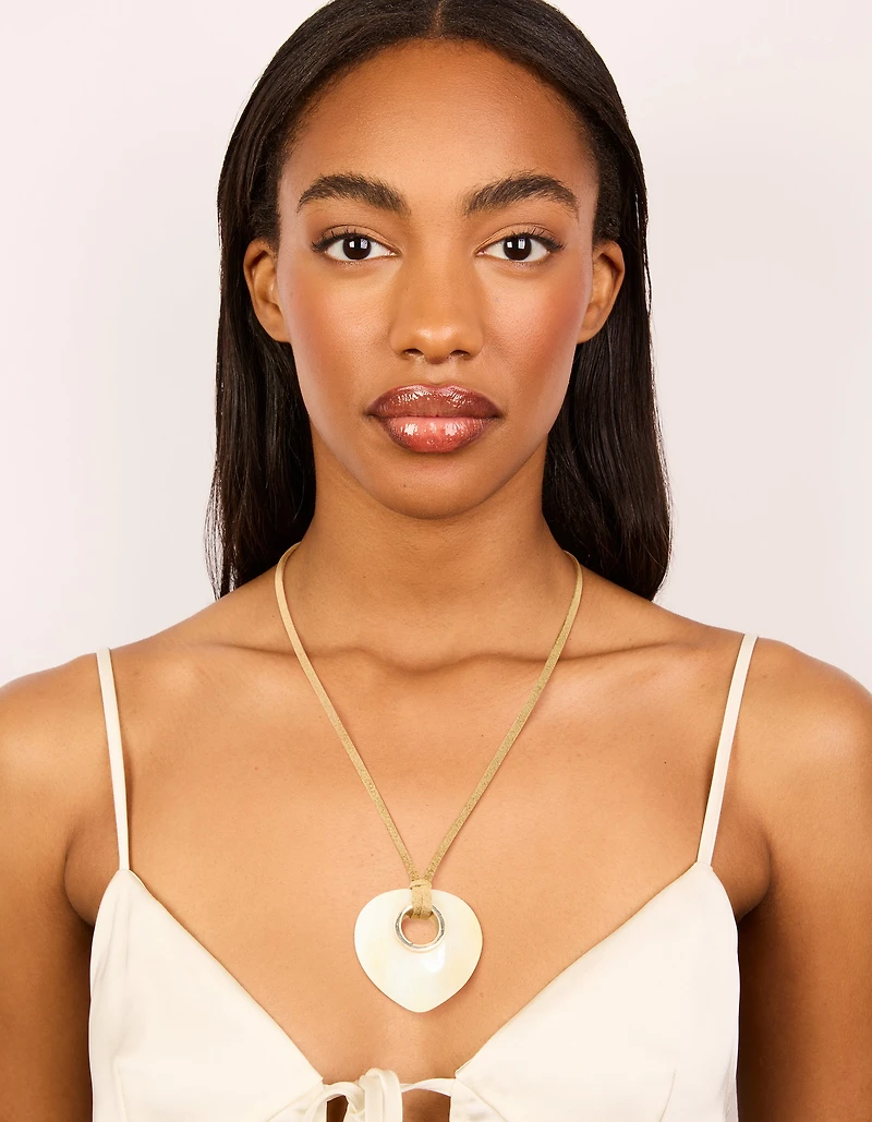 Pendentif en pierre crème, collier à cordon brun